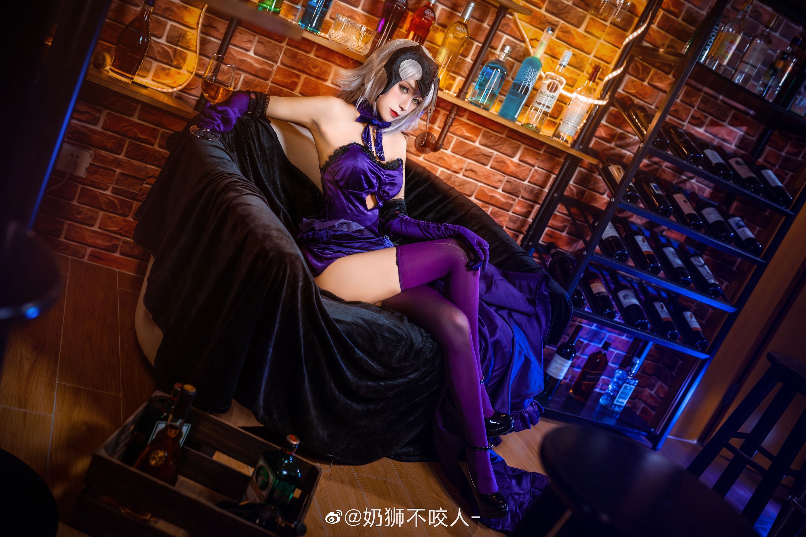 [Cosplay写真] 奶狮不咬人 – 黑贞德 [10P]-美图馆