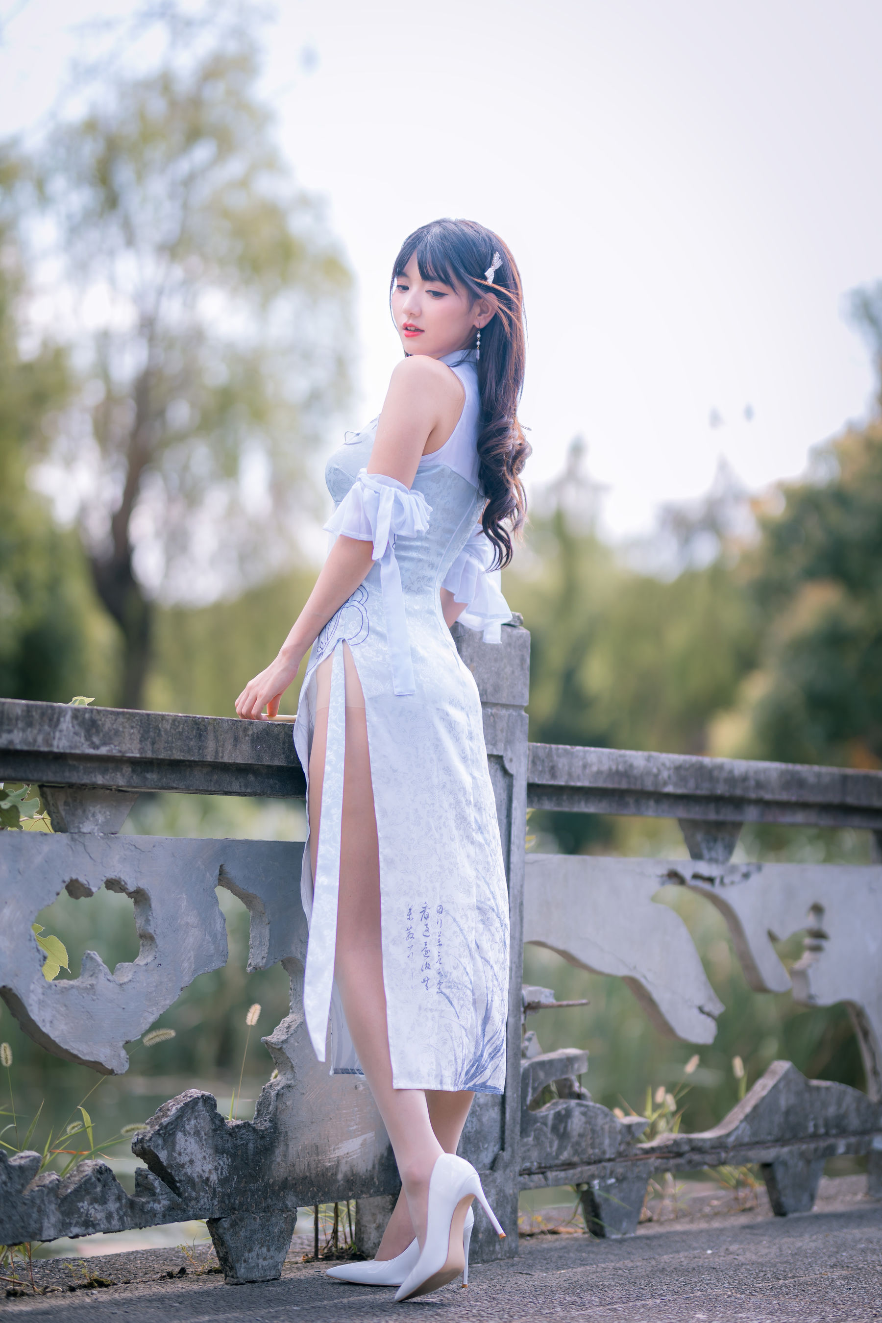 可爱妹子陆卿卿kyokyo – 蓝色旗袍 [24P]插图5